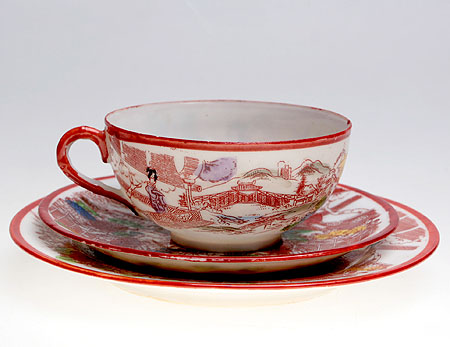 Чайная пара и пирожковая тарелка (фарфор, надгазурная роспись), Восток, вторая половина XX века 1980 г инфо 6164g.