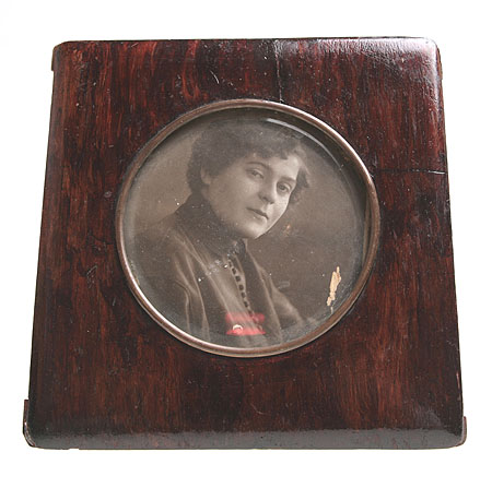 Деревянная рама с портретом Красное дерево, латунь, стекло Россия(?), первая четверть XX века 1910 г инфо 6386g.