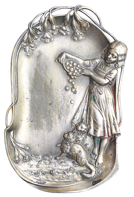 Блюда декоративное "Девочка и кошки" Металл, чеканка Западная Европа, первая треть XX века На обороте петля для подвески инфо 7009g.